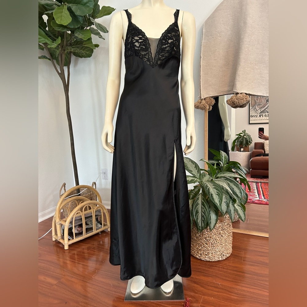 Vintage 1980s Victoria’s Secret Black Lace and Satin Slip Gown 🖤 Size M